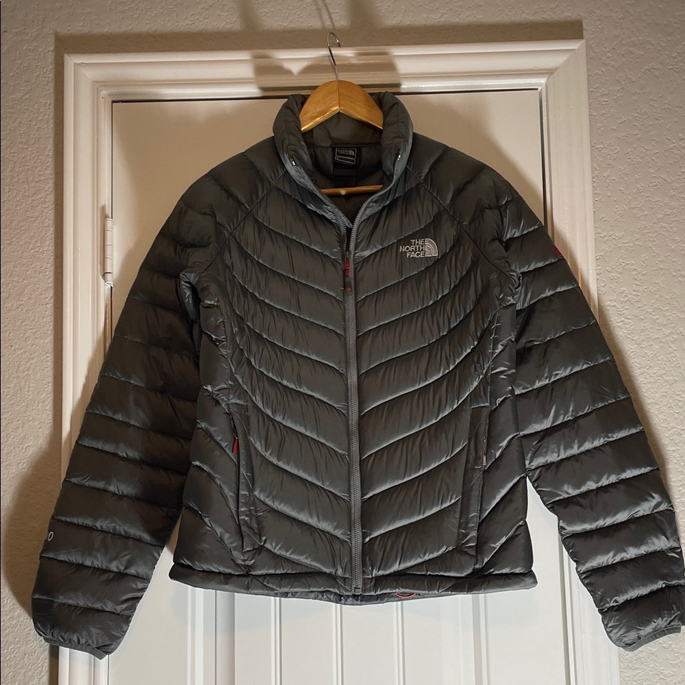 The North Face Women's Gray Quilted Down Puffer Jacket. Outdoor adventure size M